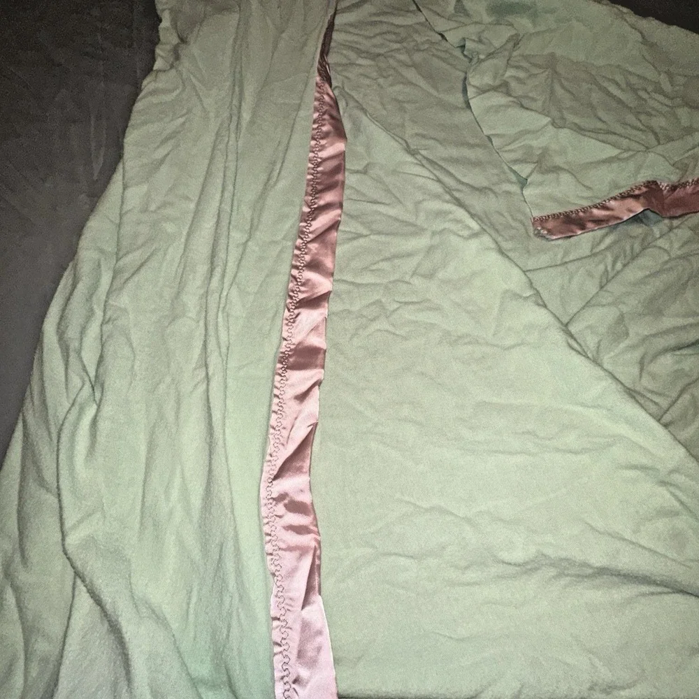 VTG Pink Satin Trimmed Light Green Blanket 76 X 62 Inches (Full Size) VGVC